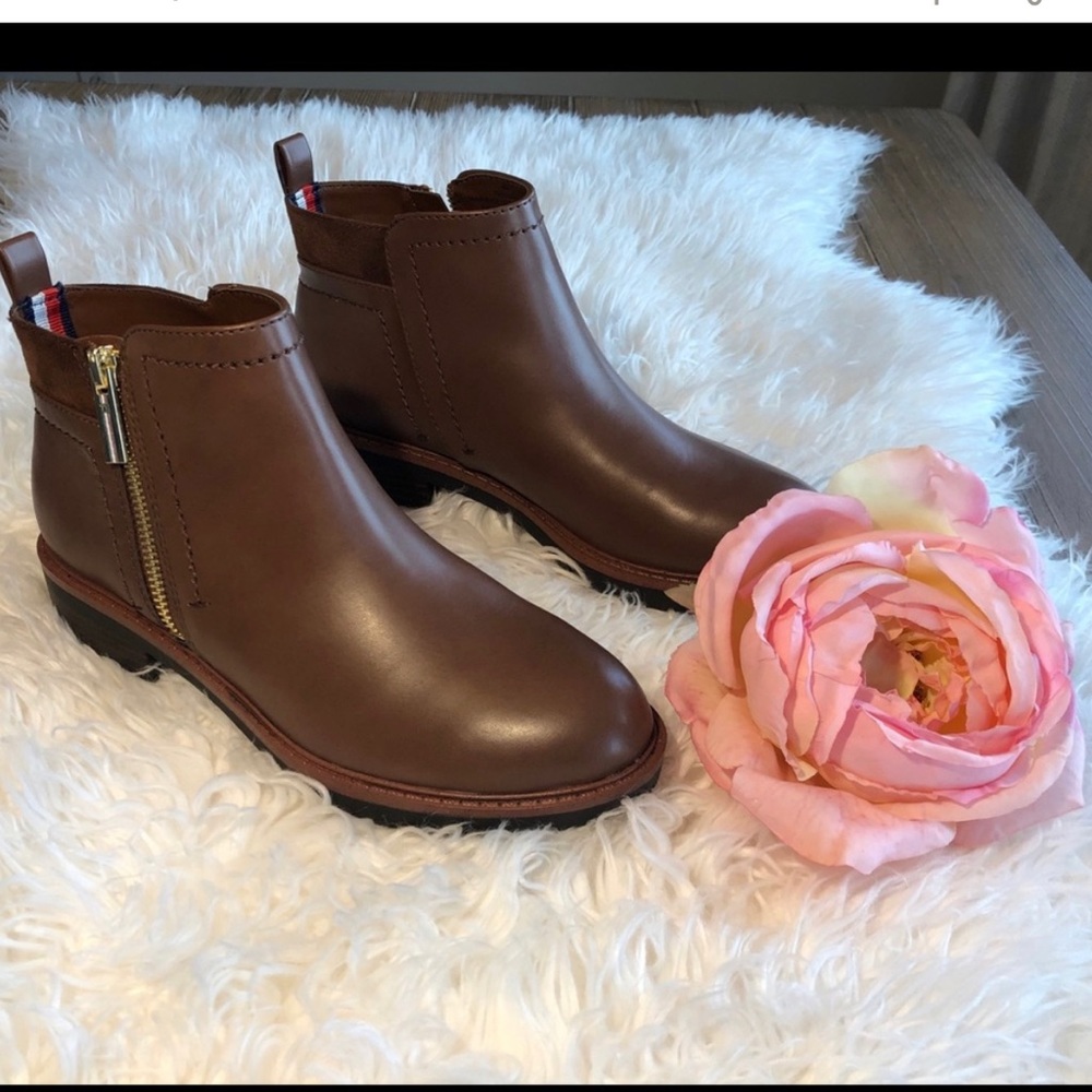 #22 NWT Tommy Hilfiger Fawn2 ZIP Ankles
